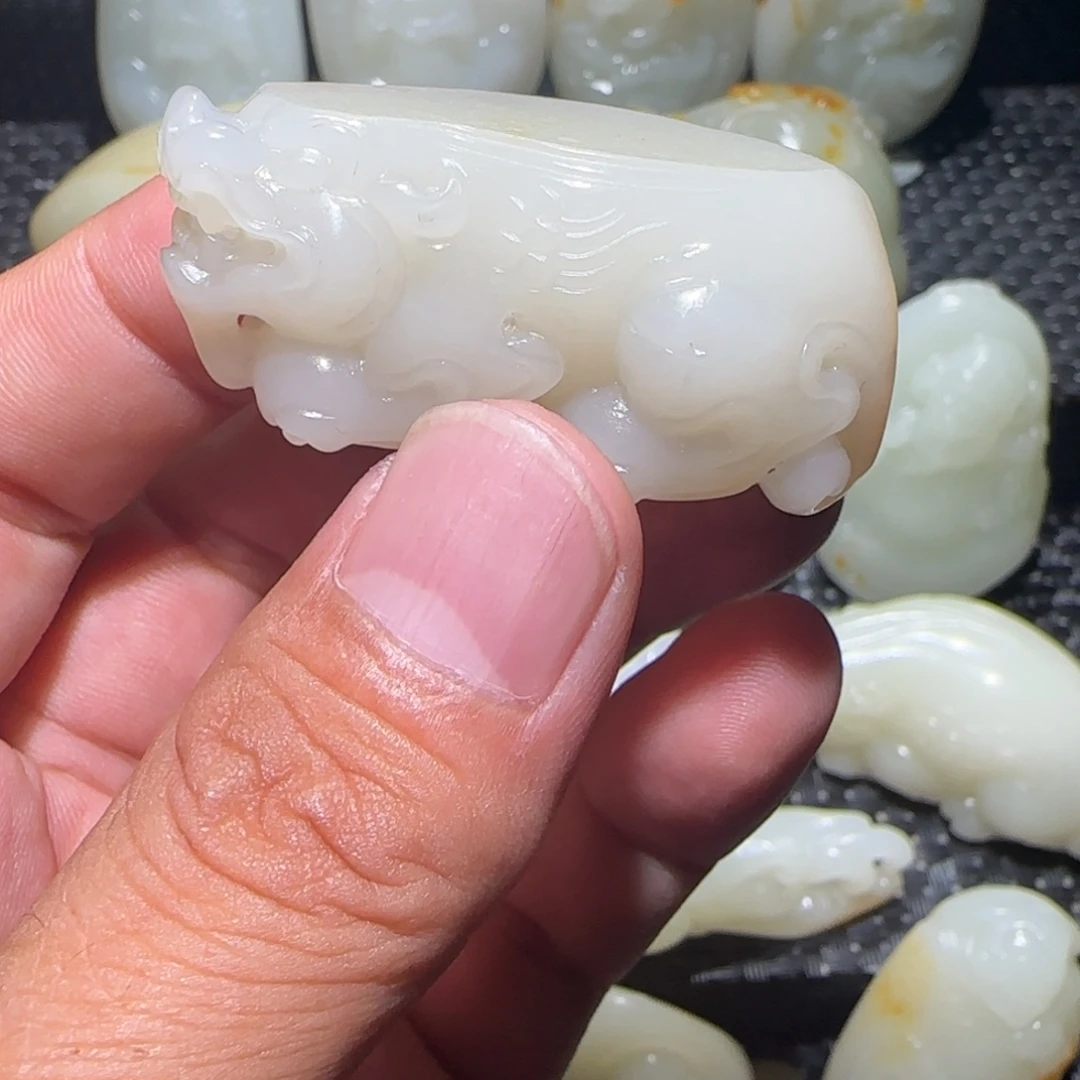 飞***就和田玉未镶嵌颈饰