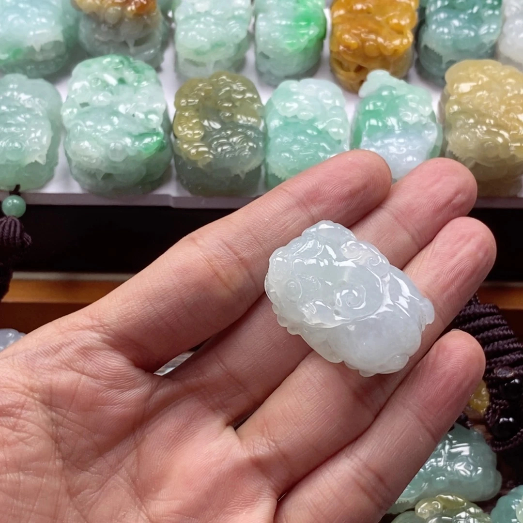 翡翠未镶嵌颈饰貔貅