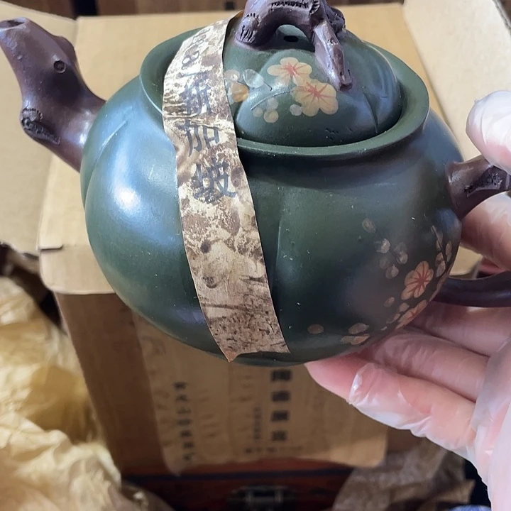 紫砂茶壶矿泥料，手工制作的一把紫砂壶。