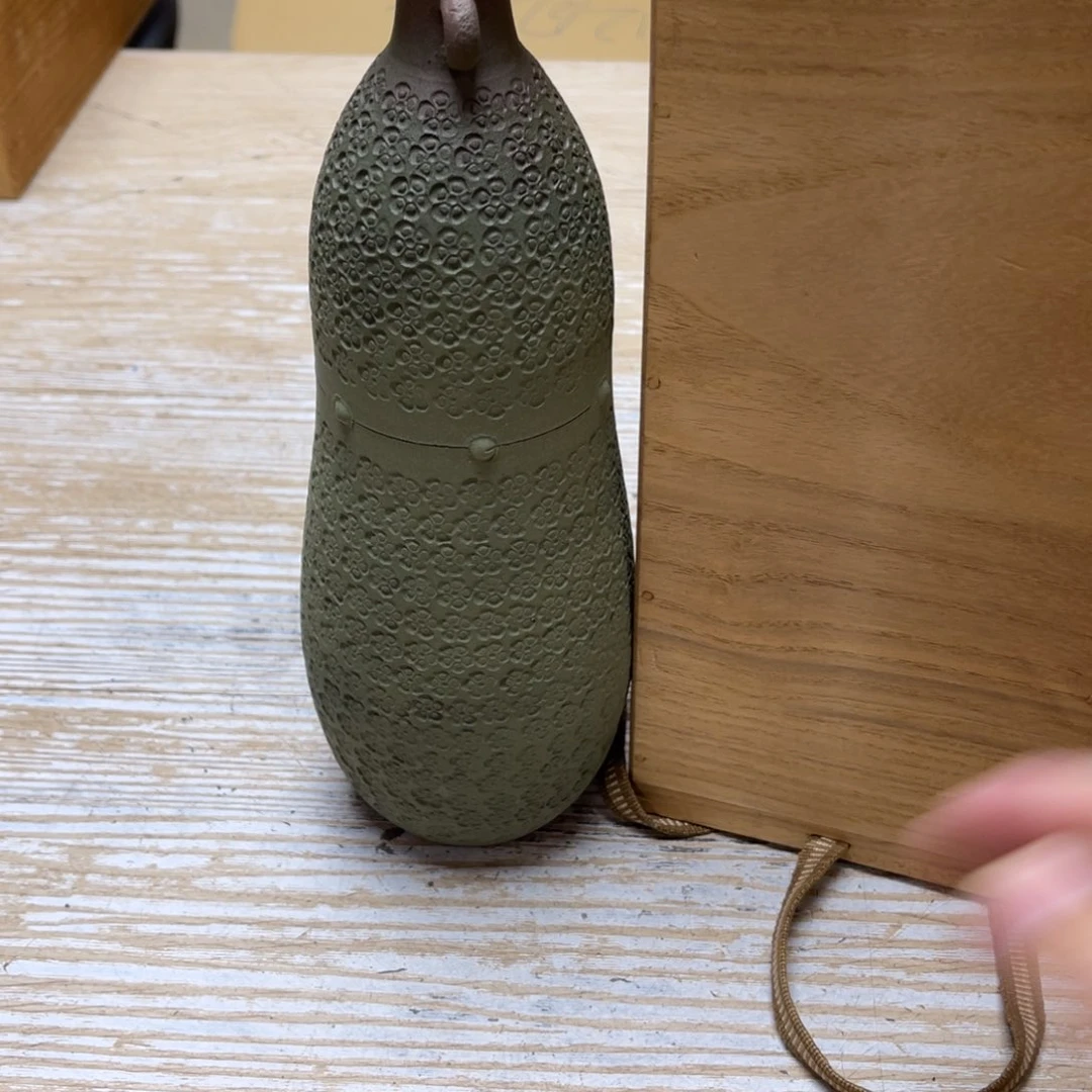 瓷片释*密密麻麻地排列着一个