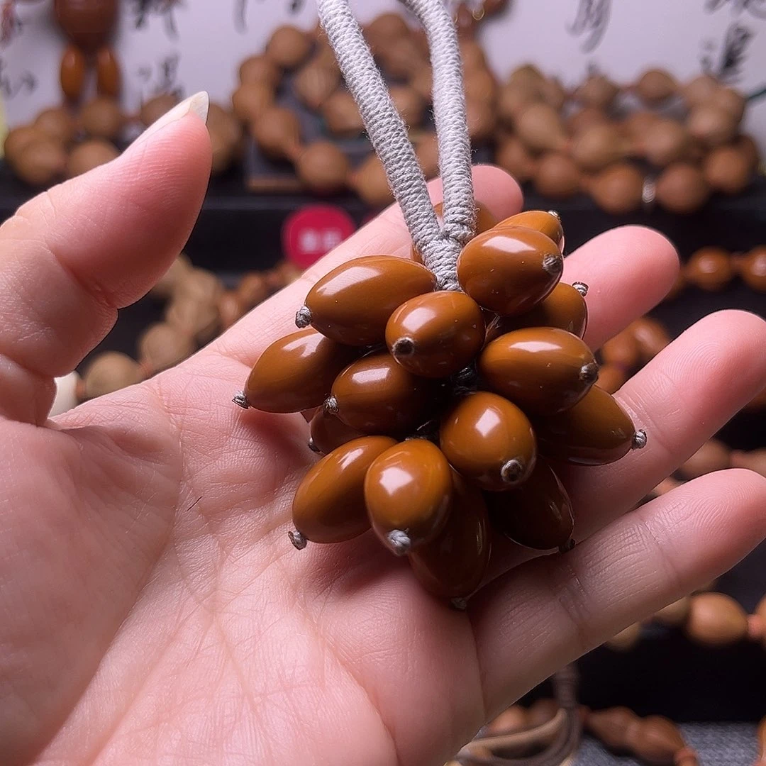 橄榄核吊坠暴富葡萄手把件