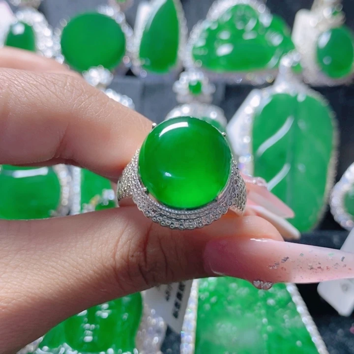 翡翠颈饰未镶嵌18。