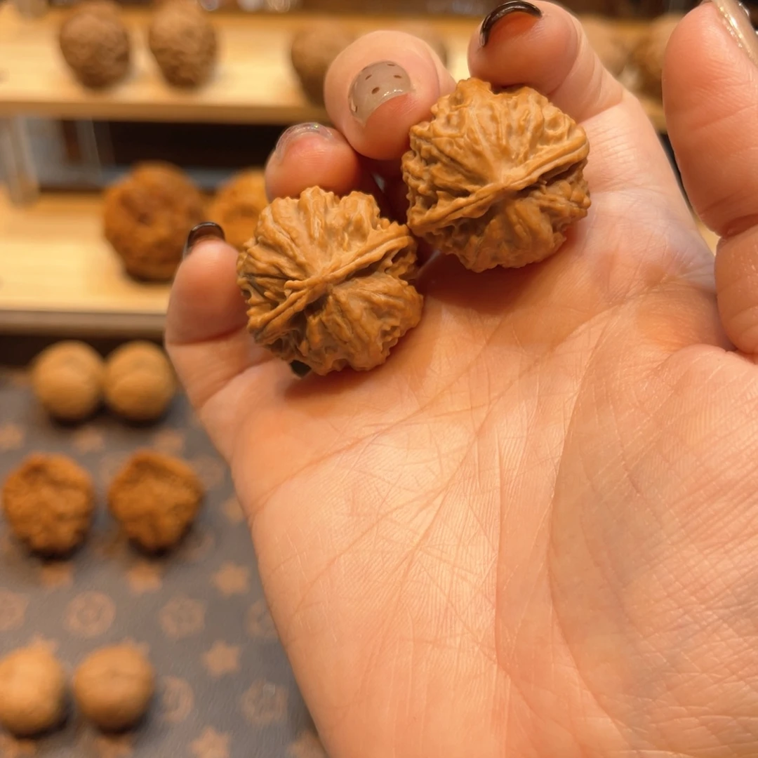 文玩核桃把件龙抓纹京八棱