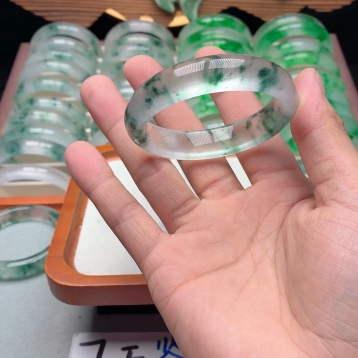 中***店石英质玉未镶嵌手镯