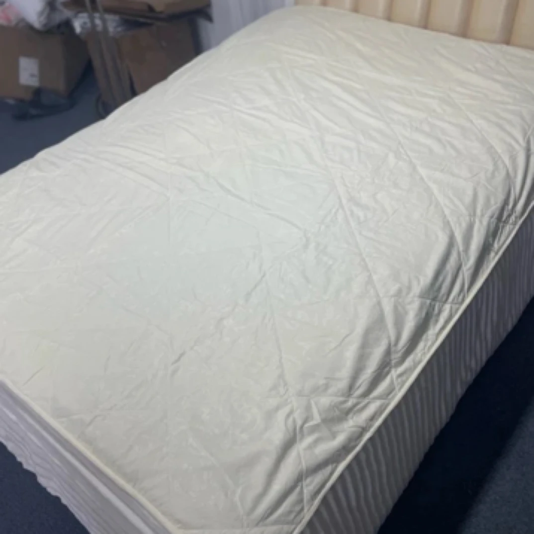 《小华》约180*200奶油黄暗提花蚕丝床垫（微瑕）