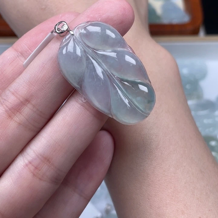 翡翠18K金镶嵌颈饰叶子