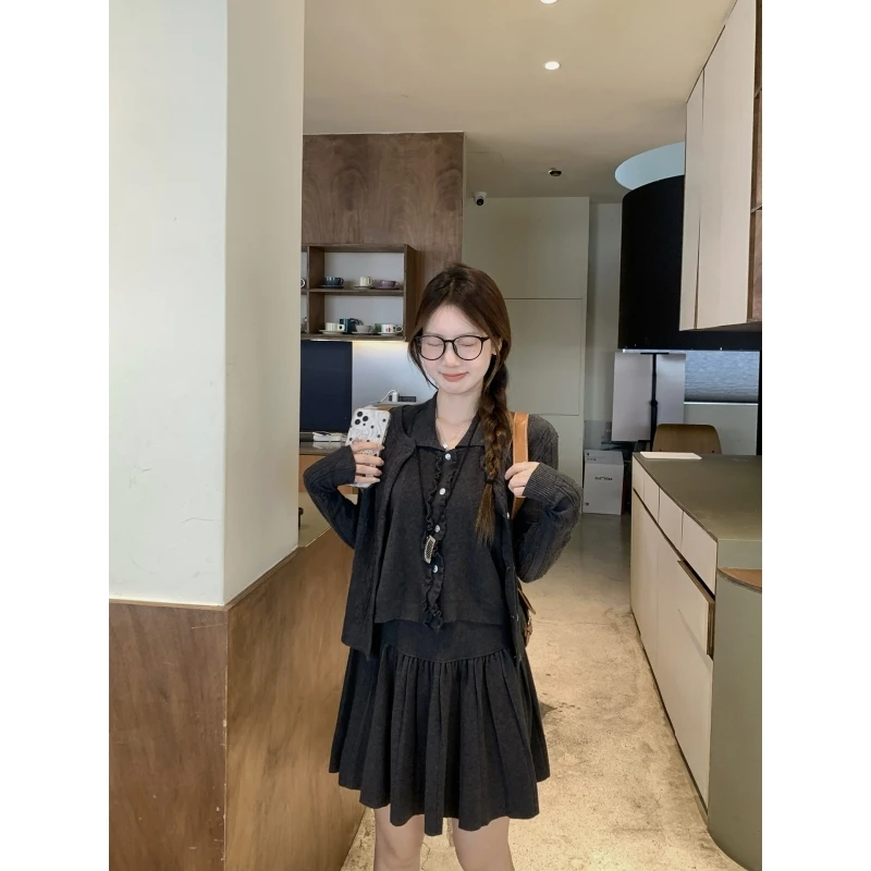 乌77早秋学院风套装女休闲百搭开衫木耳边翻领背心百褶短裙三件套