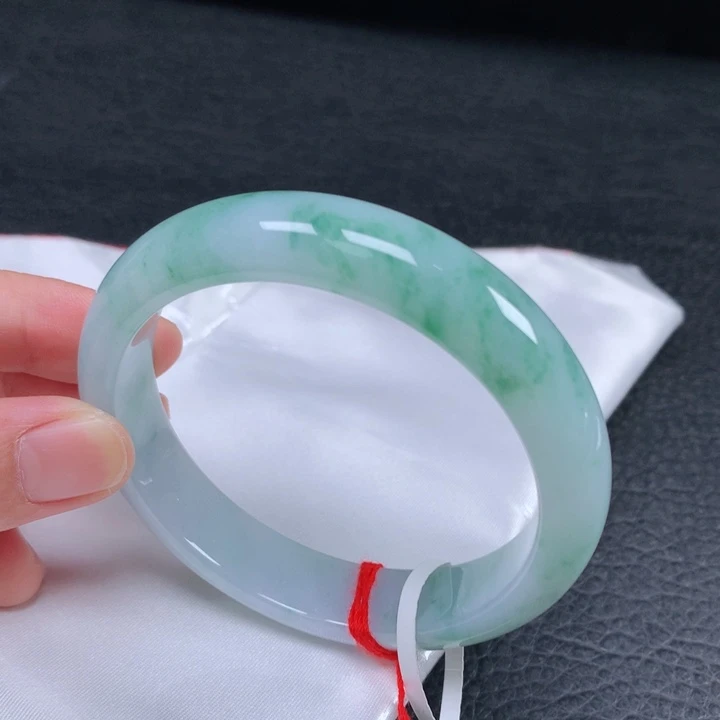 翡翠未镶嵌手镯