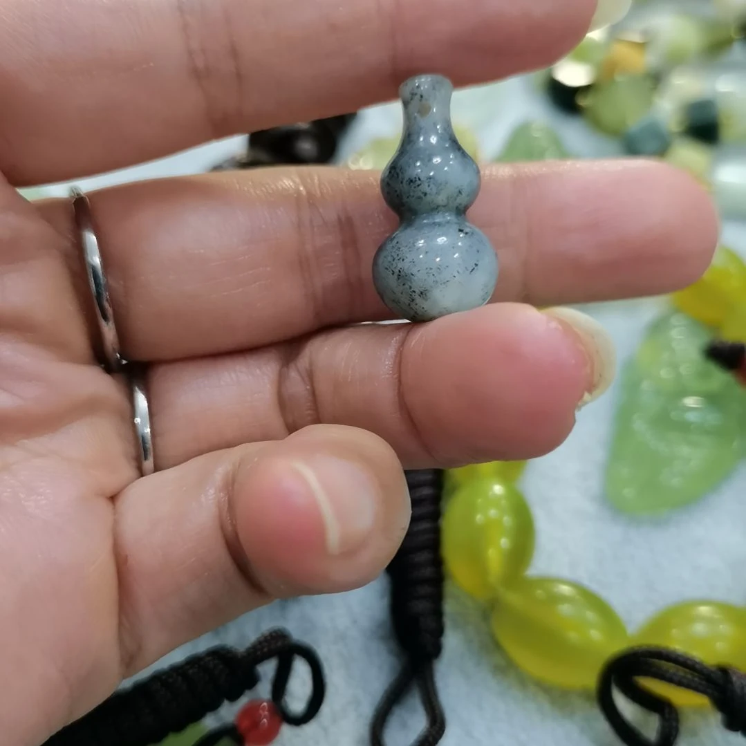 未镶嵌蛇纹石玉吊坠