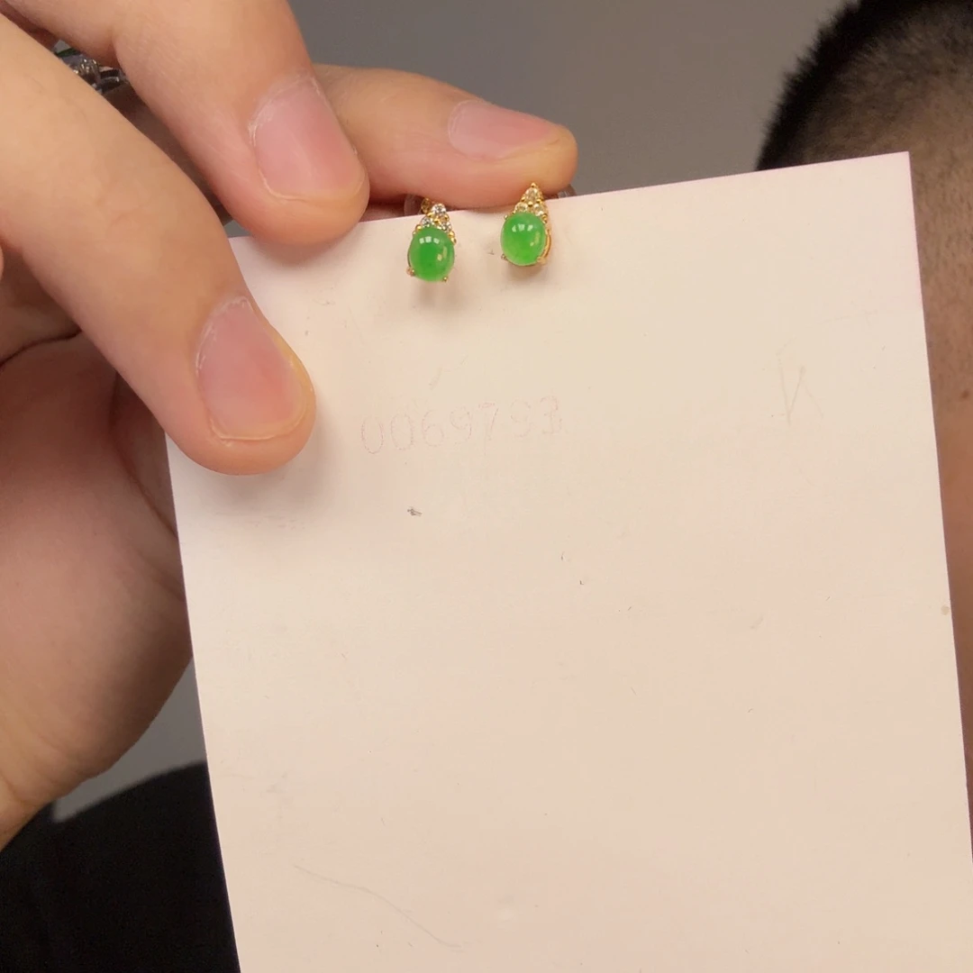 翡翠未镶嵌颈饰一对