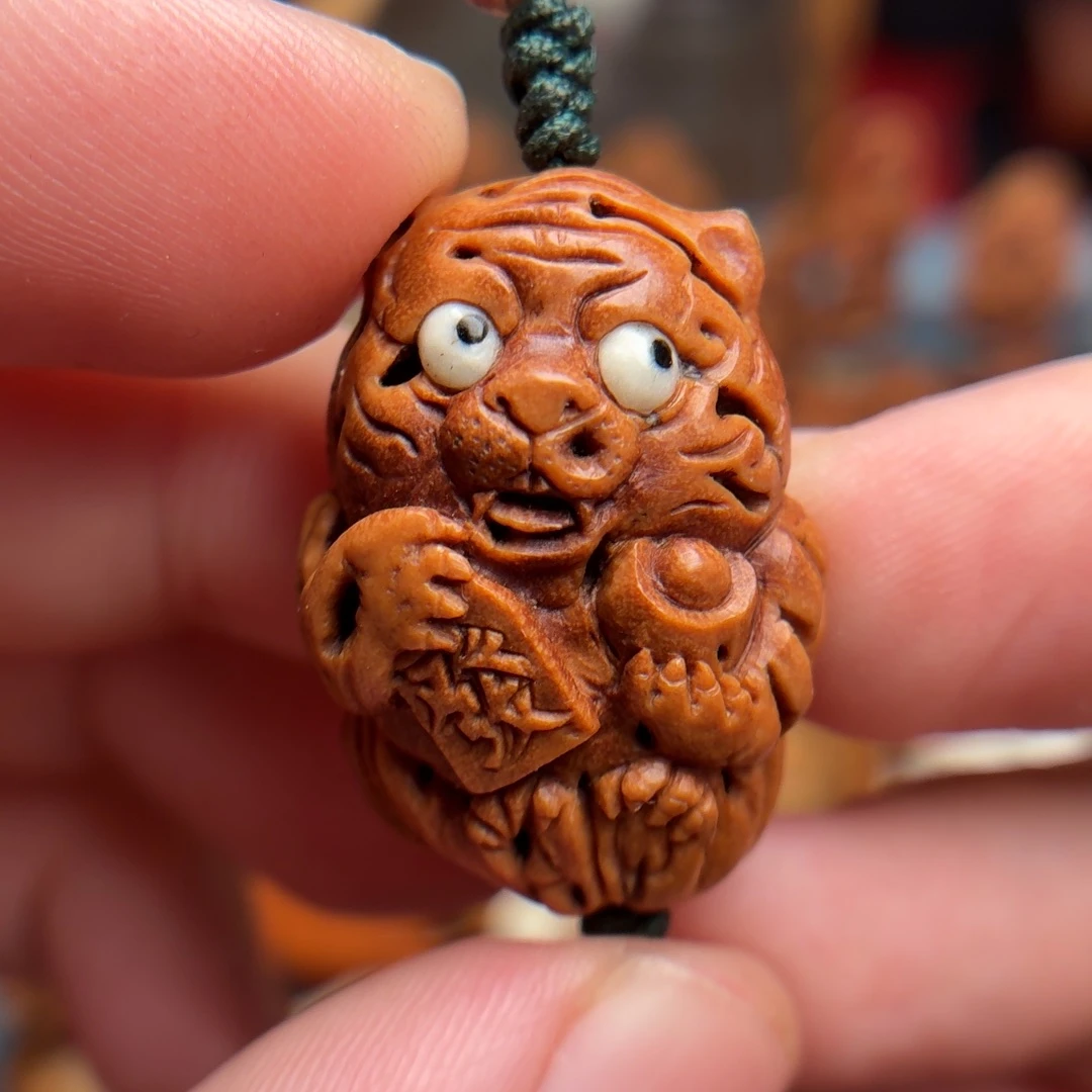 桃核雕刻招财小老虎