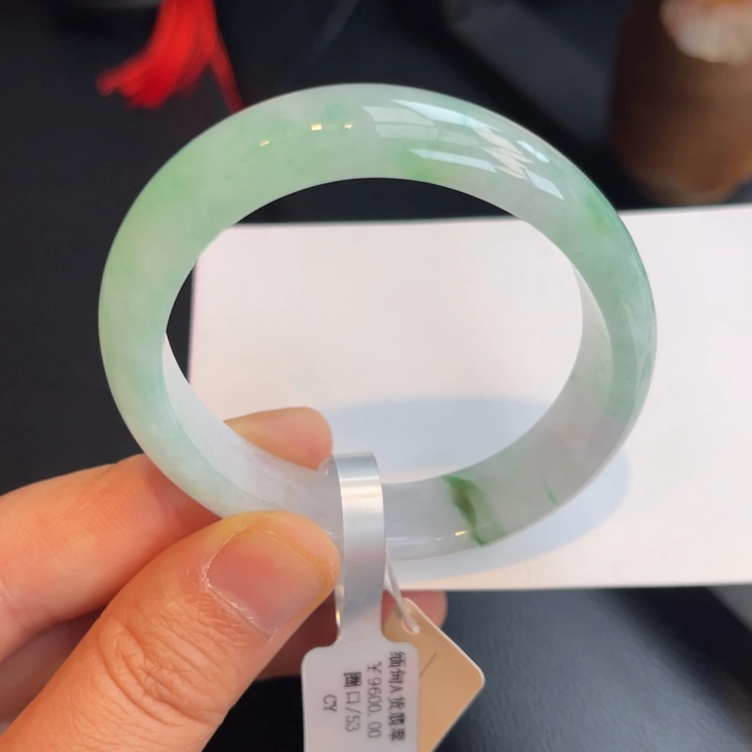 翡翠手镯未镶嵌51可以戴
