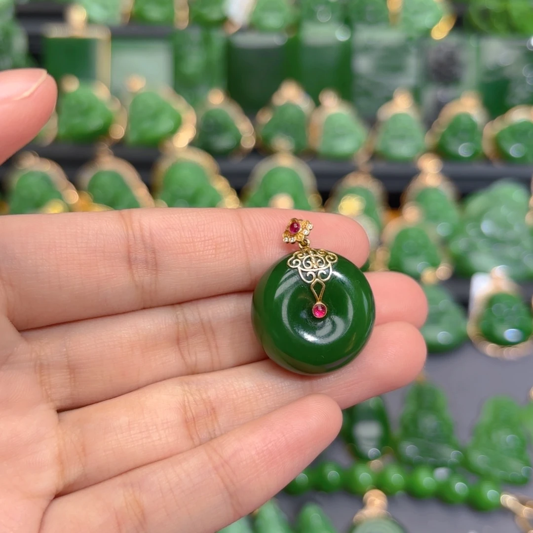 颈饰18K金镶嵌和田玉（碧玉）