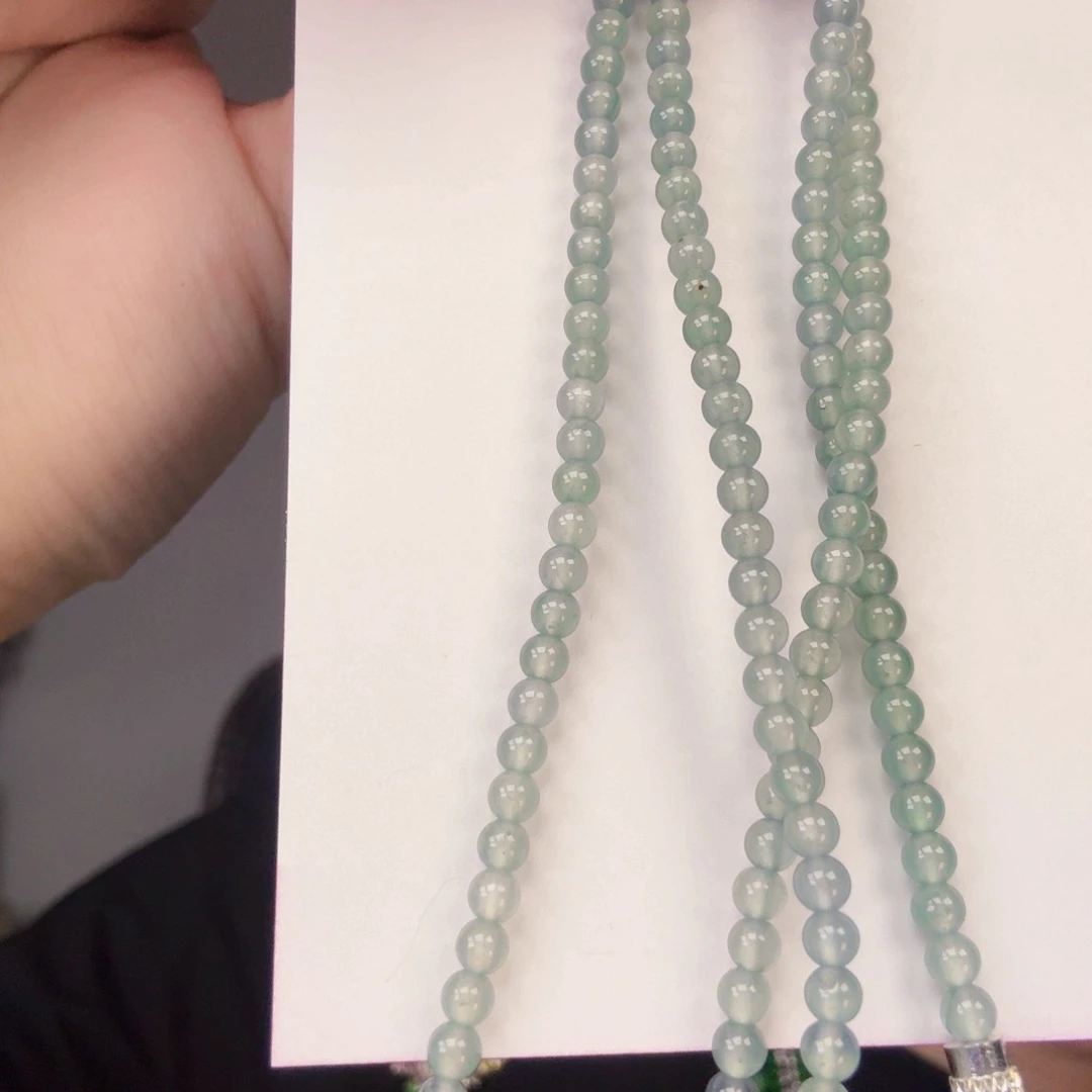 翡翠未镶嵌颈饰一件