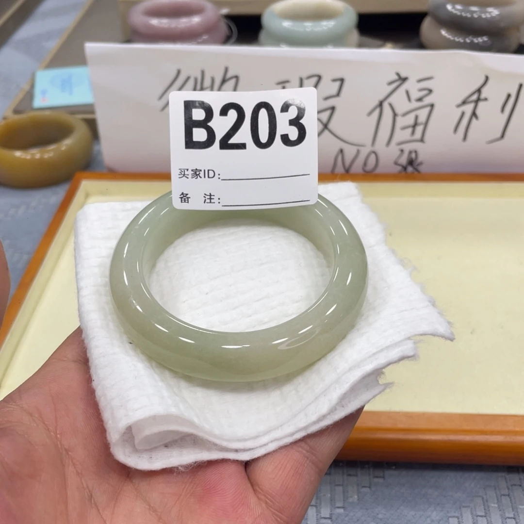 石英岩玉手镯未镶嵌明**丽