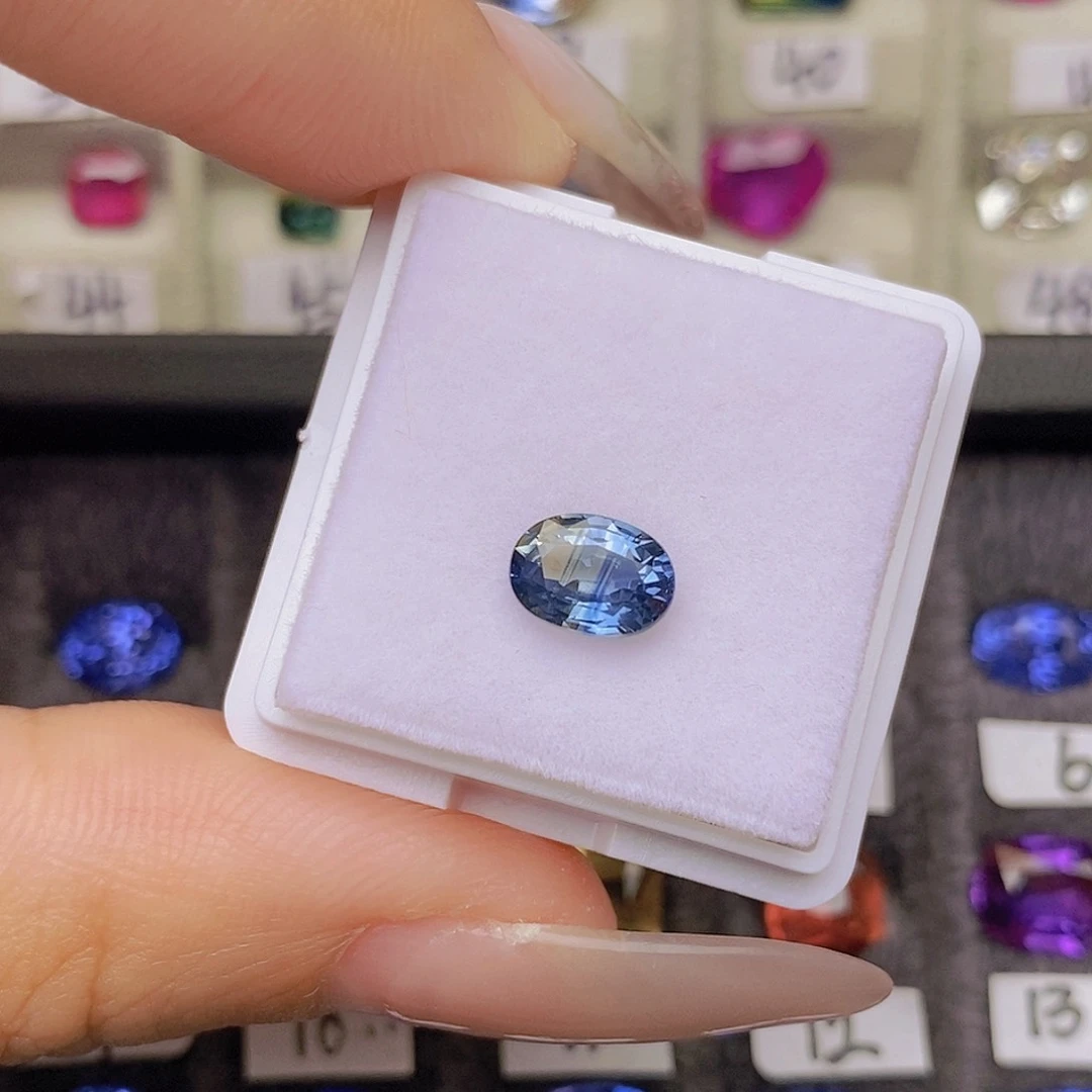 裸石蓝宝石浅蓝色微黄调透亮火彩好精致1.30ct/2715号