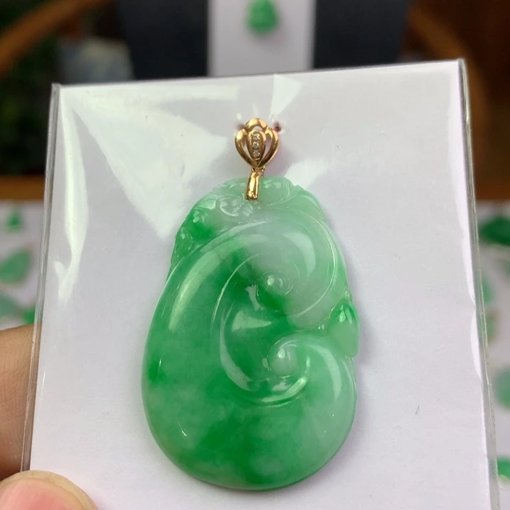 翡翠18K金镶嵌颈饰