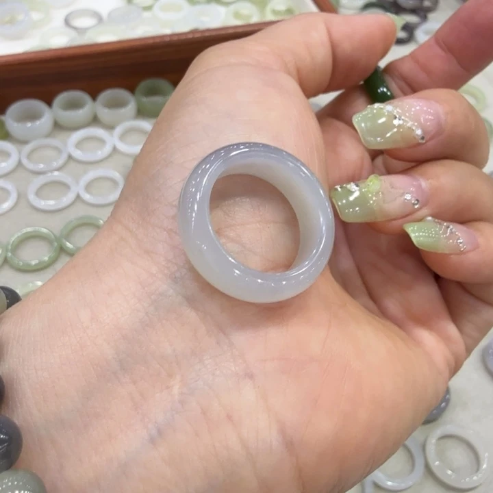 小***七和田玉未镶嵌颈饰