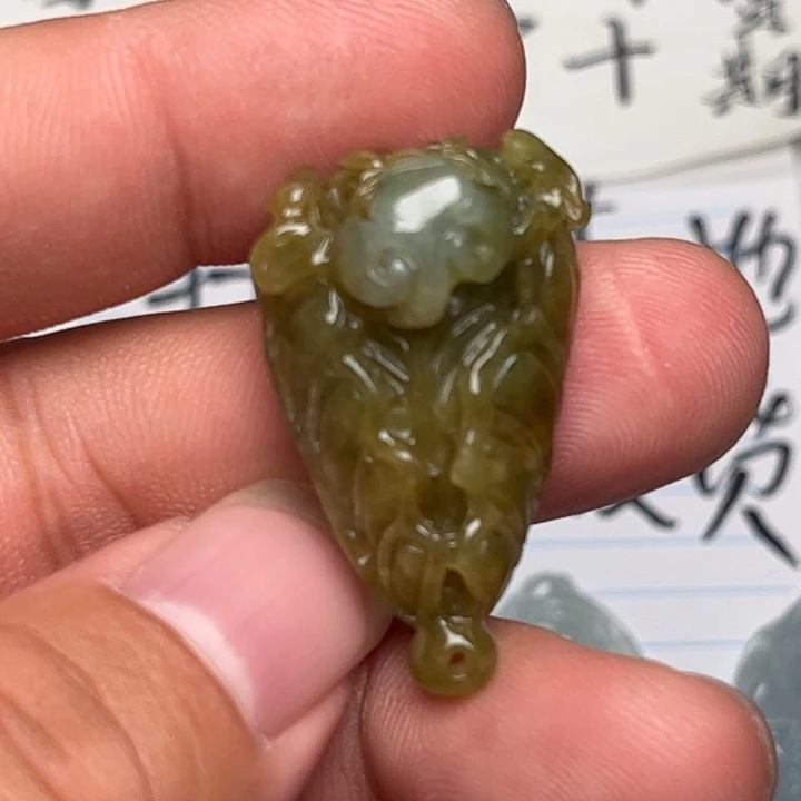 天***雨翡翠未镶嵌颈饰白菜