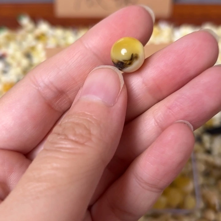 蜜蜡未镶嵌裸石10.7mm有坑