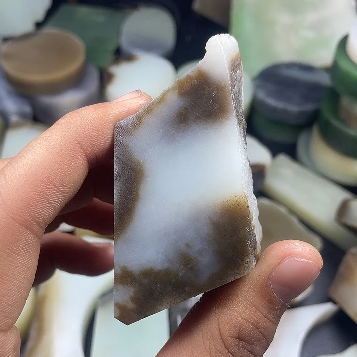 喀***仑和田玉未镶嵌颈饰