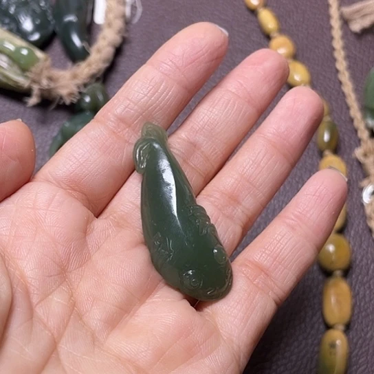 沫***问岫岩河磨玉（透闪石质玉）未镶嵌颈饰