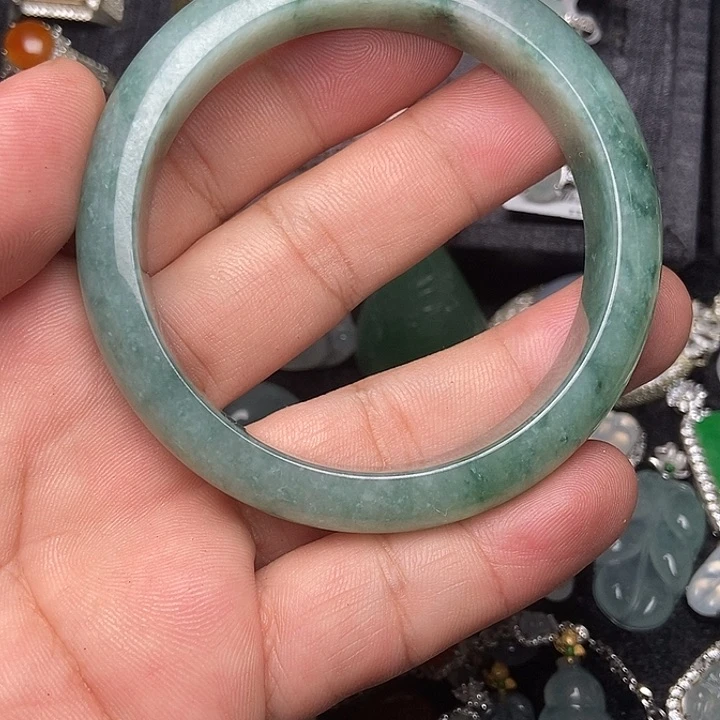 颈饰未镶嵌翡翠手镯