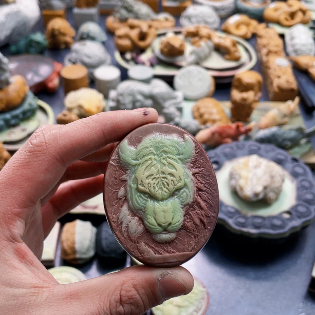 老虎手工雕刻紫袍玉