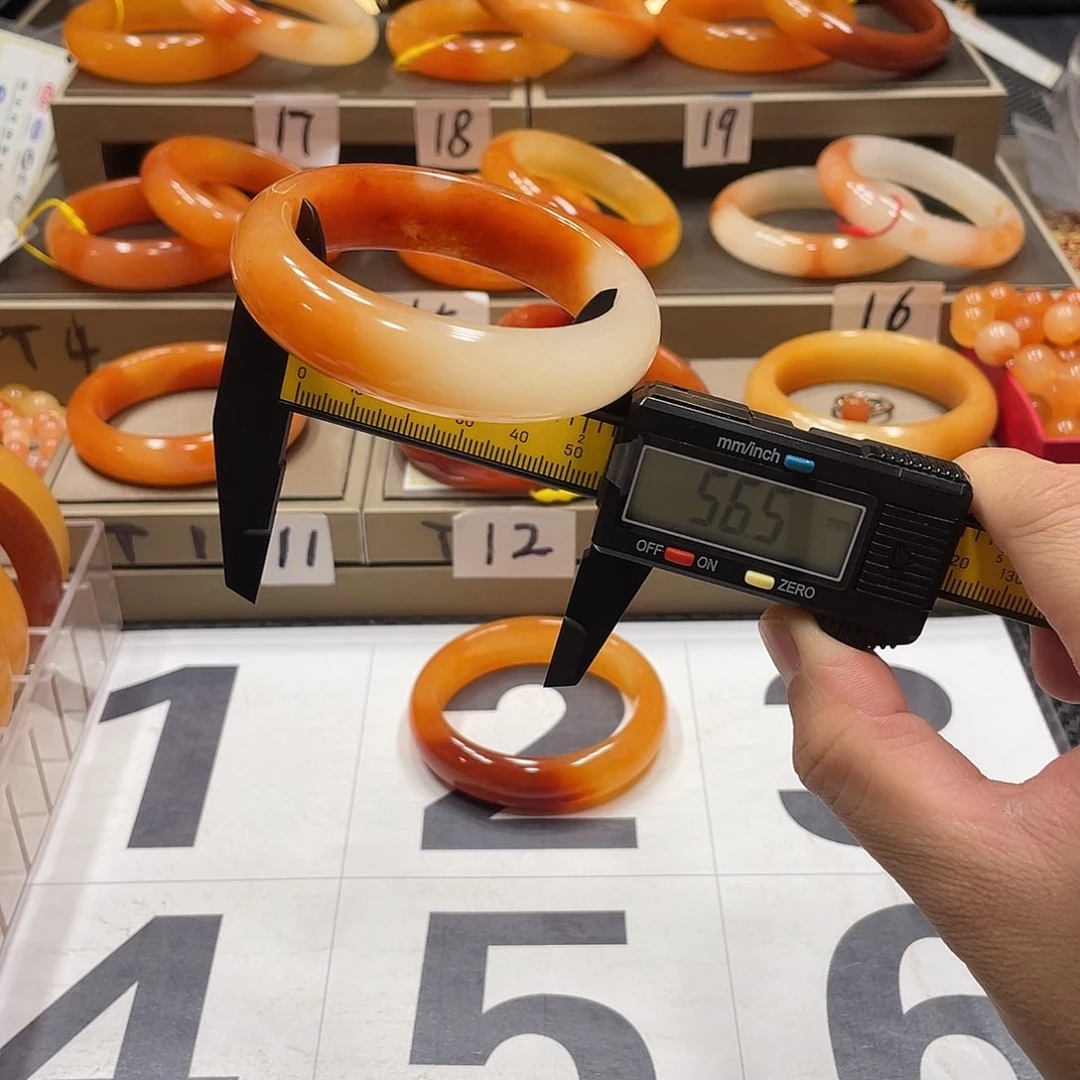 未镶嵌石英质玉（黄龙玉）手镯