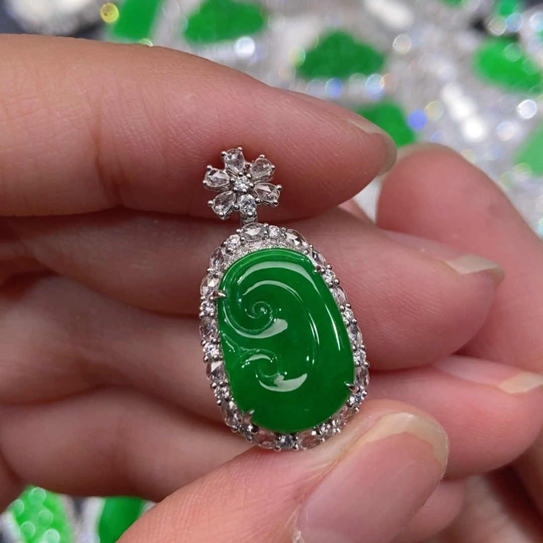 翡翠18K金镶嵌颈饰天然缅甸A货翡翠