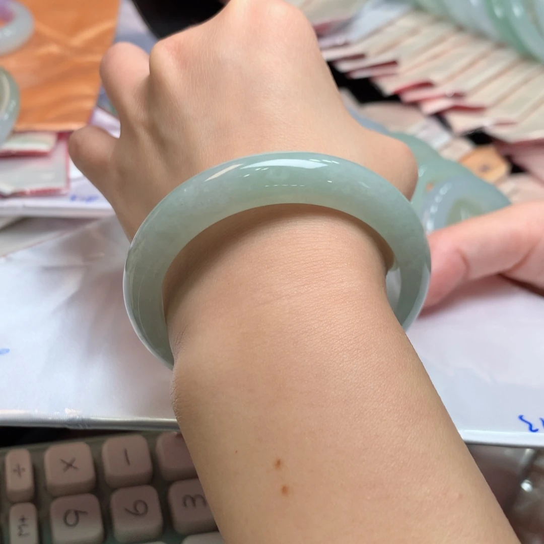 翡翠手镯未镶嵌翡翠