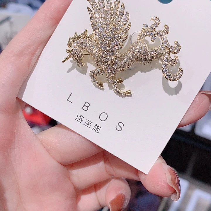 锆石铜合金小飞马胸针