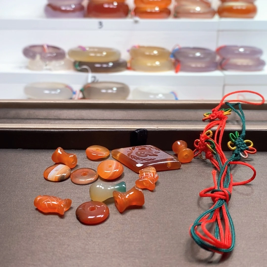 小***许未镶嵌颈饰玛瑙/玉髓