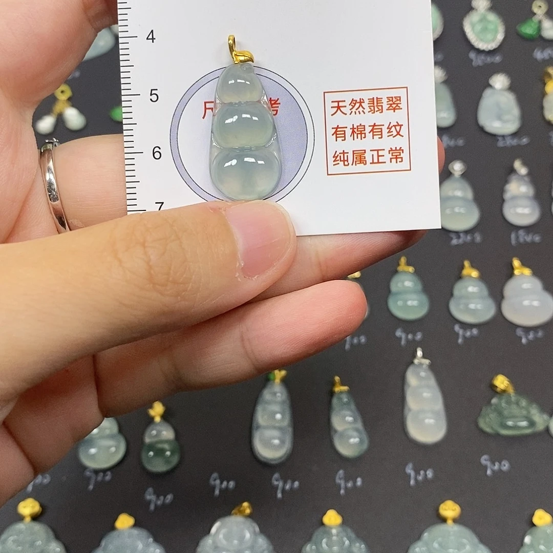 黛***黛颈饰18K金镶嵌翡翠