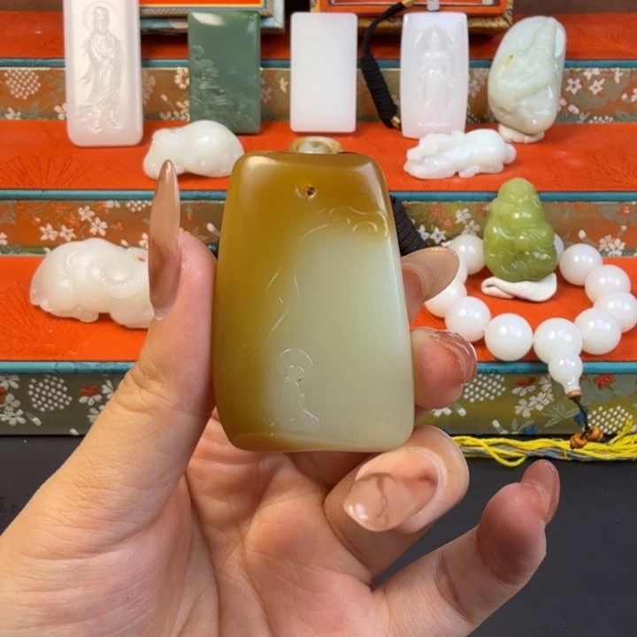 盒****和田玉未镶嵌颈饰