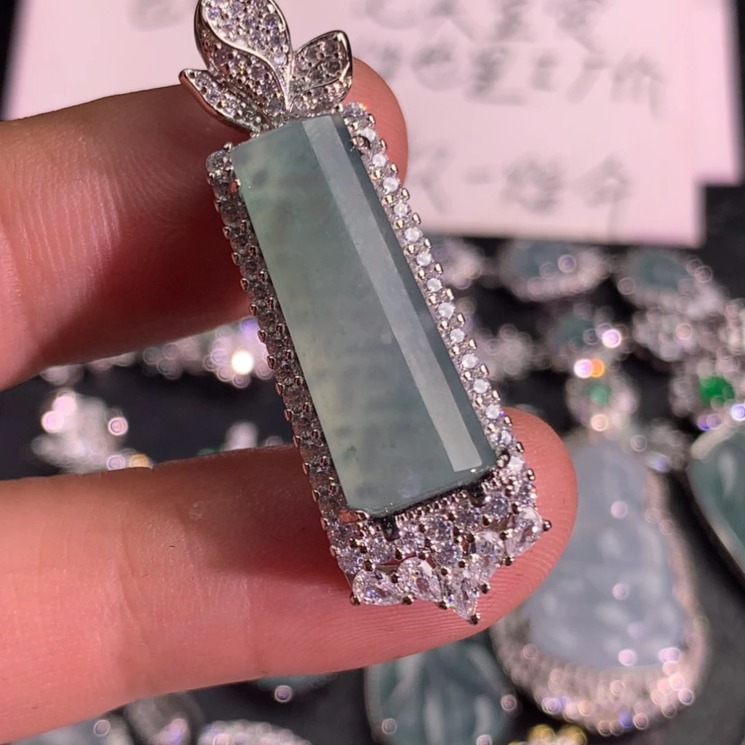 翡翠未镶嵌颈饰无事牌