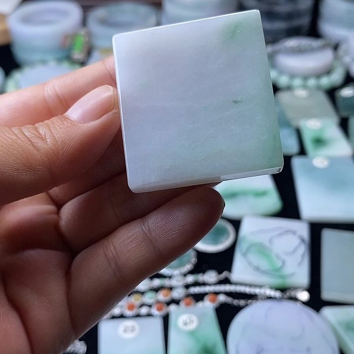 翡翠挂件未镶嵌翡翠的