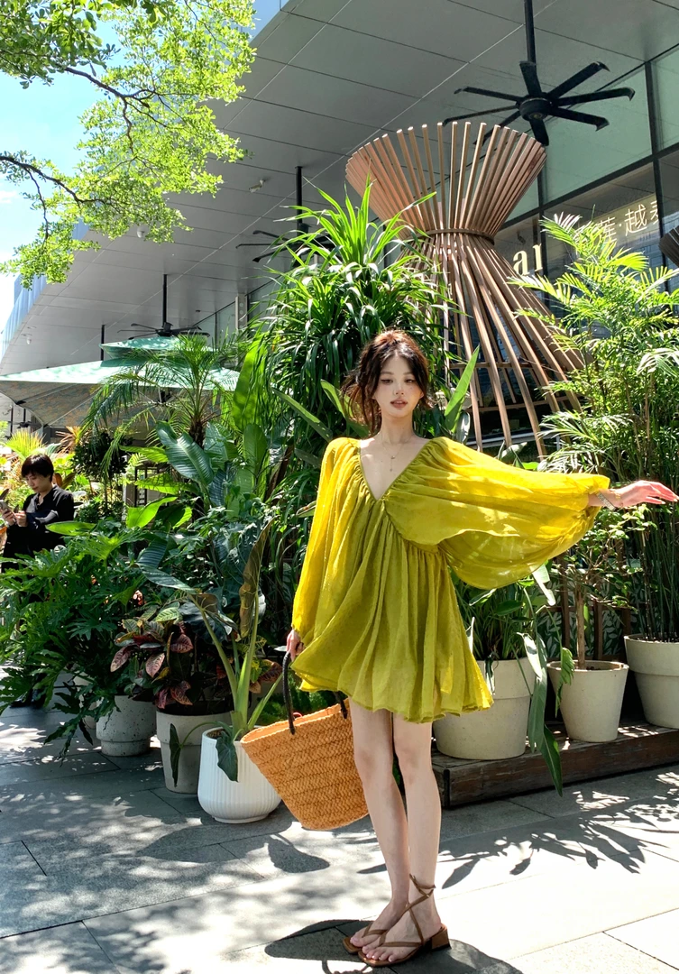 重工V领灯笼袖度假风连衣裙女夏2025新款法式宽松裙子