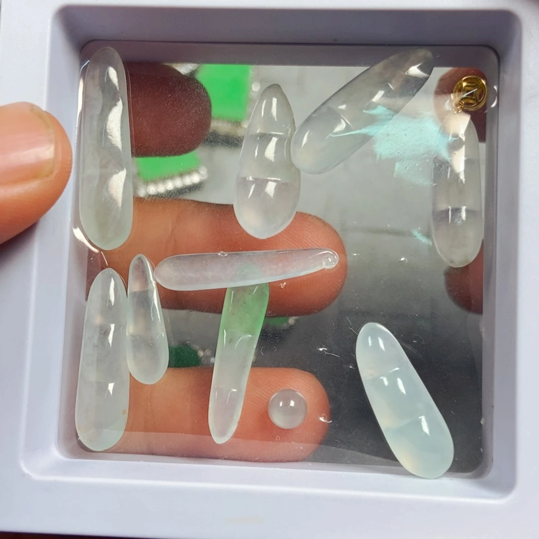 翡翠未镶嵌颈饰福豆