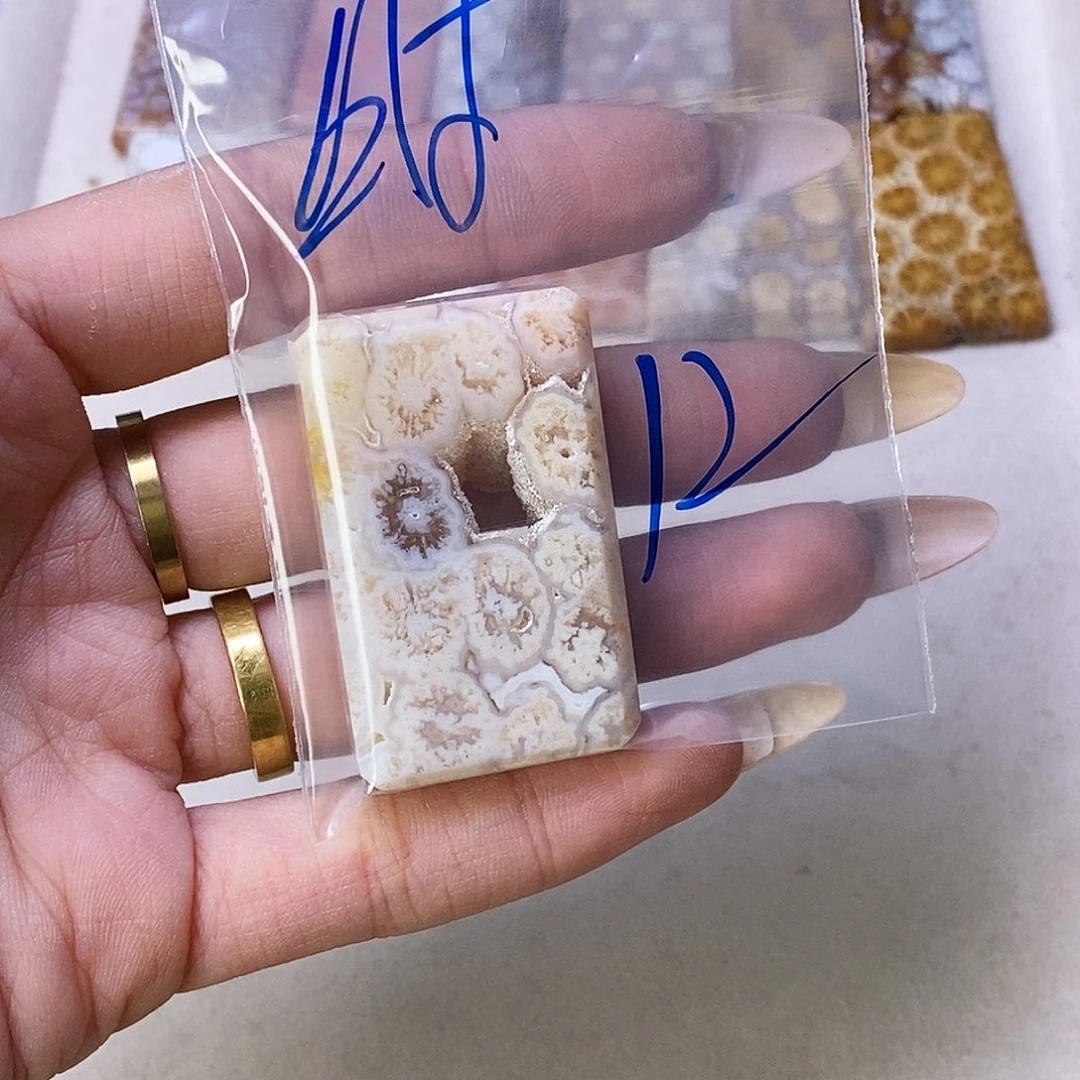 查罗石合金颈饰时*
