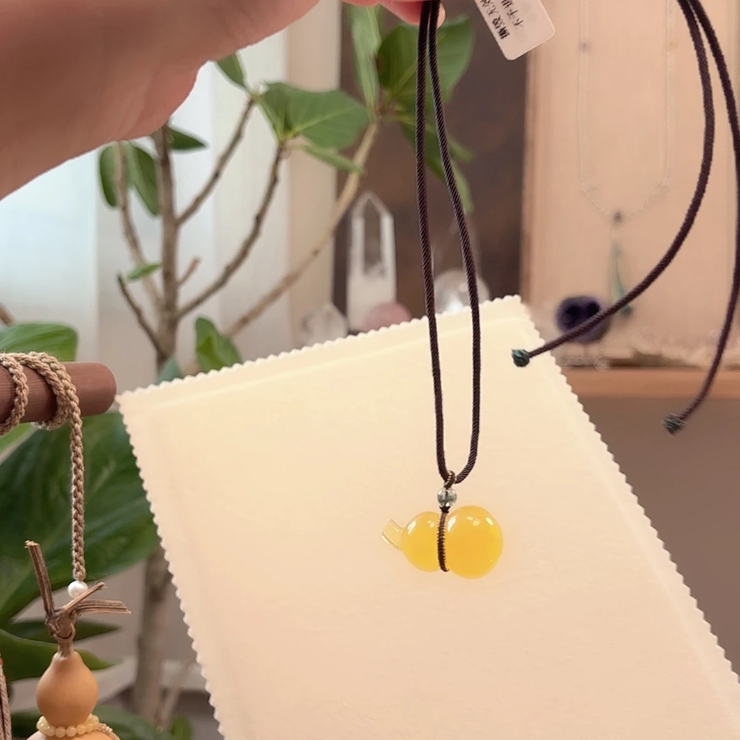 蜜蜡未镶嵌颈饰葫芦