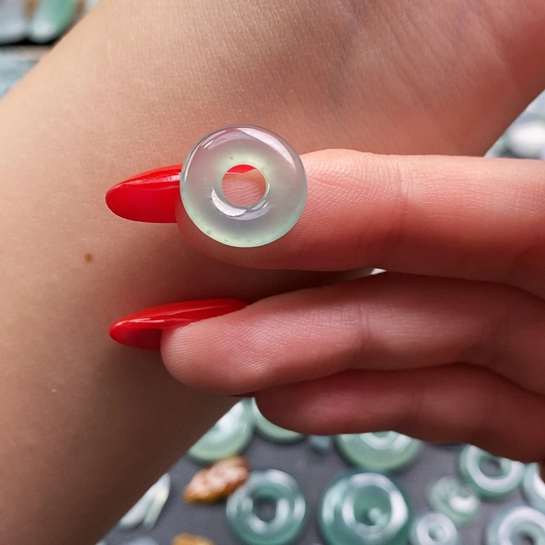 翡翠未镶嵌颈饰甜甜圈