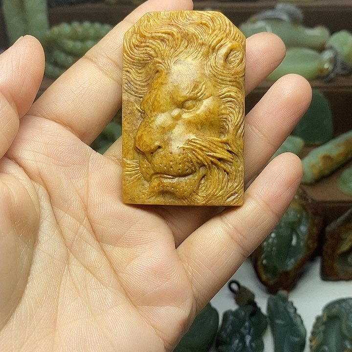 孜***卷颈饰未镶嵌岫岩河磨玉（透闪石质玉）