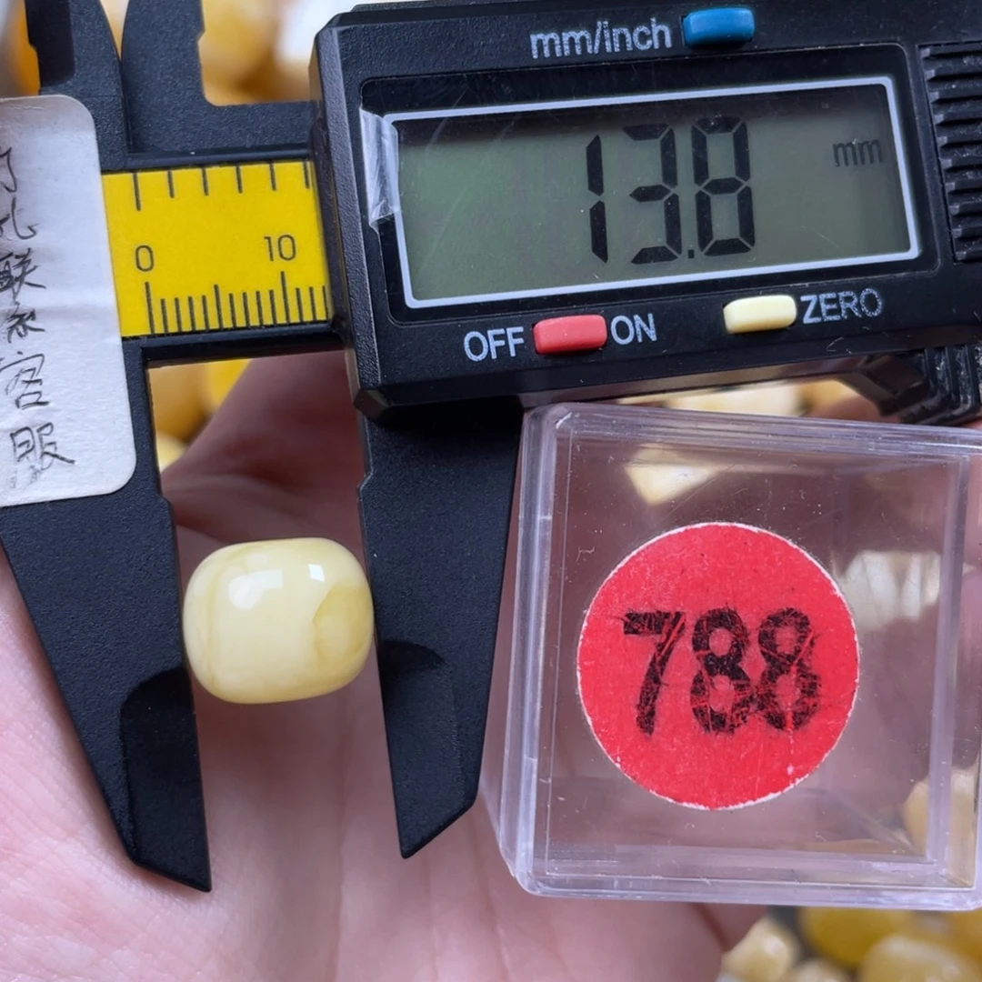 不****蜜蜡未镶嵌珠宝奇石