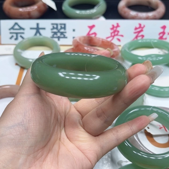 未镶嵌手镯石英质玉家**女