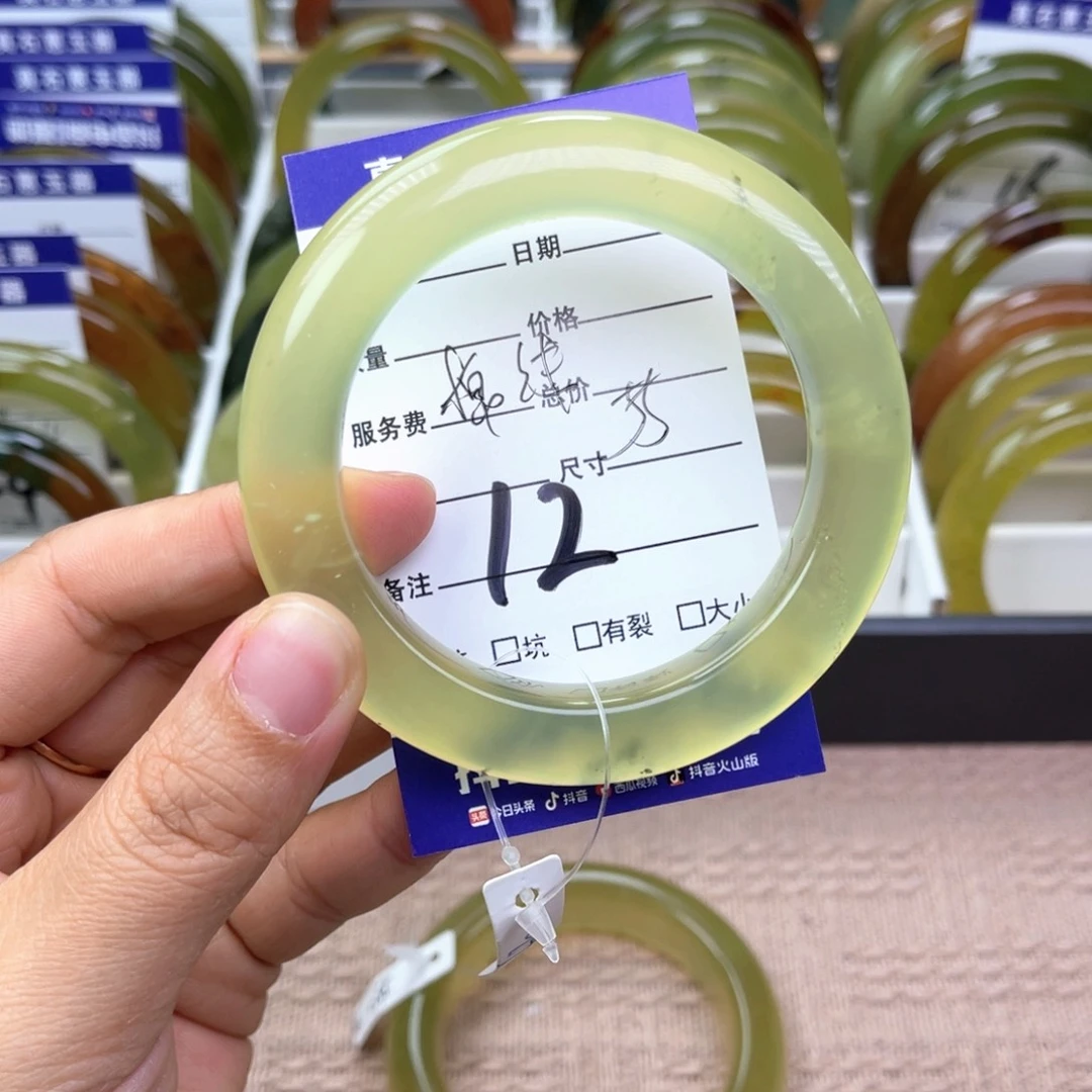 蛇纹石玉手镯未镶嵌粥*?