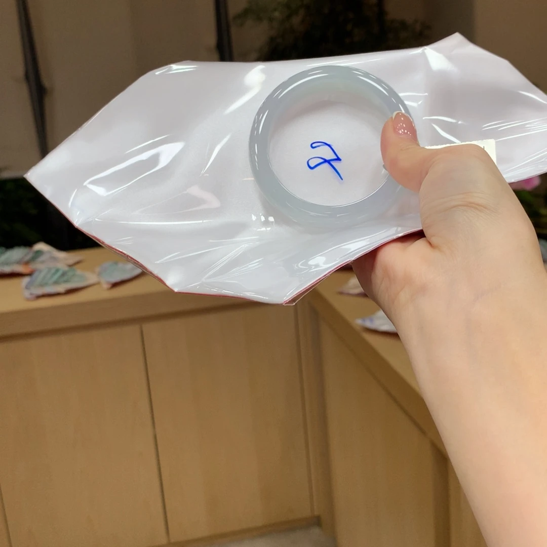 翡翠手镯未镶嵌不退不换