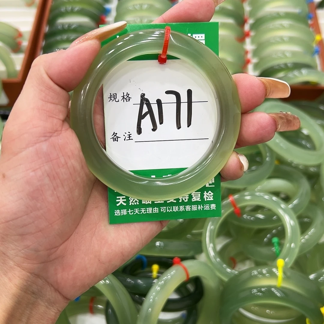 东***荡蛇纹石玉未镶嵌手镯