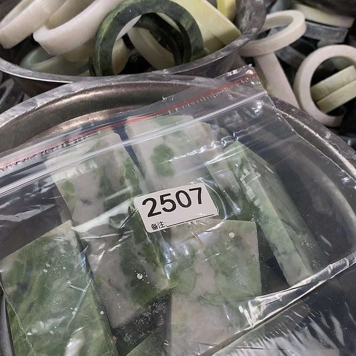见***水未镶嵌蛇纹石玉手镯