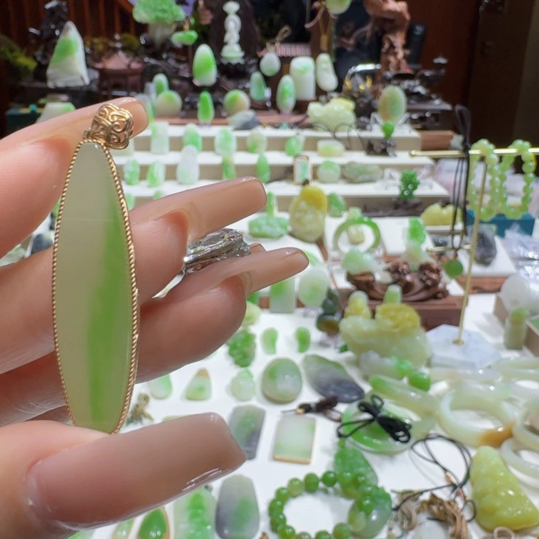 和田玉（翠青玉）18K金镶嵌颈饰